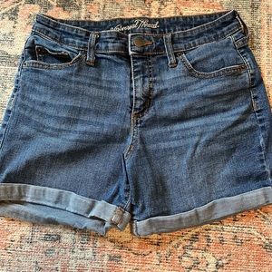Universal thread size 6 Womens short with 5 inch inseam